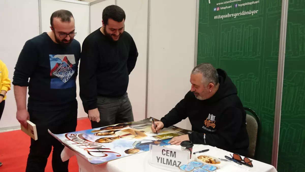 Cem Yılmaz, TÜYAP Kitap Fuarı\'nda sevenleriyle bir araya geldi