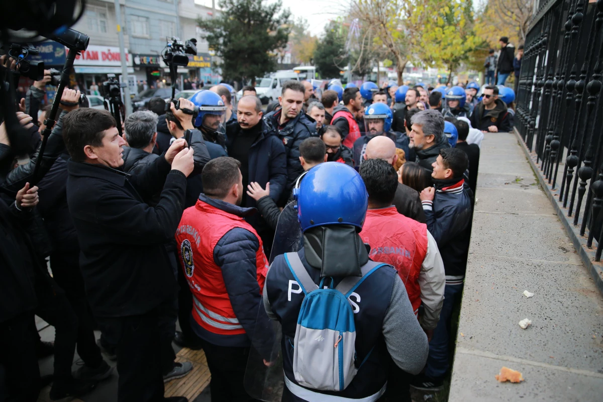 Diyarbakır\'da izinsiz yürüyüş yapmak isteyen gruba polis izin vermedi