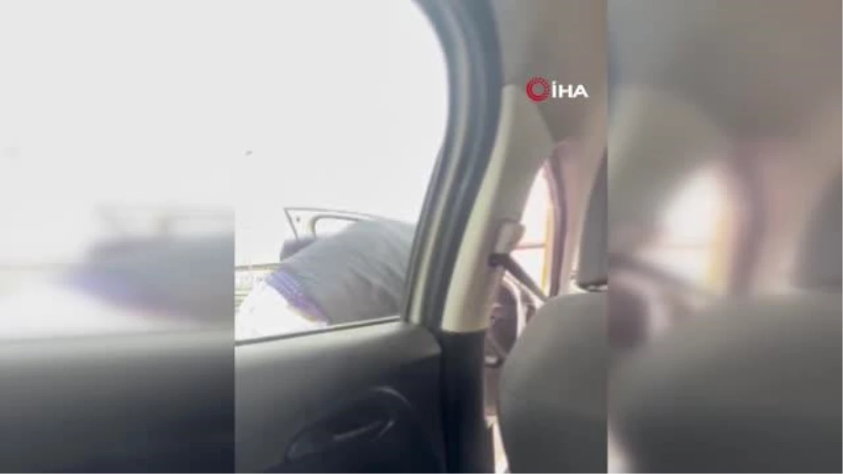 E-5 Karayolu\'nda taksici ile yolcu tartışmasının yeni görüntüleri ortaya çıktı: Yol ortasında durup kadınları araçtan indirmeye çalıştı