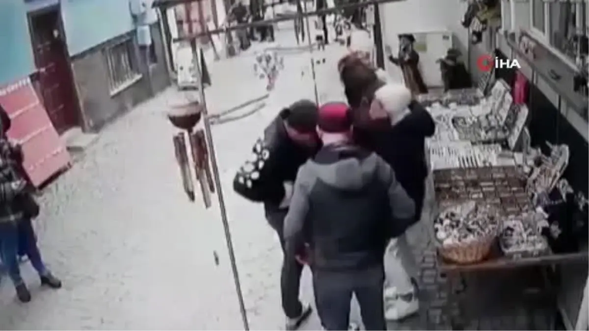 Eskişehir\'e gezmeye gelen üniversite öğrencisi gencin bıçaklanma anı kameraya böyle yansıdı