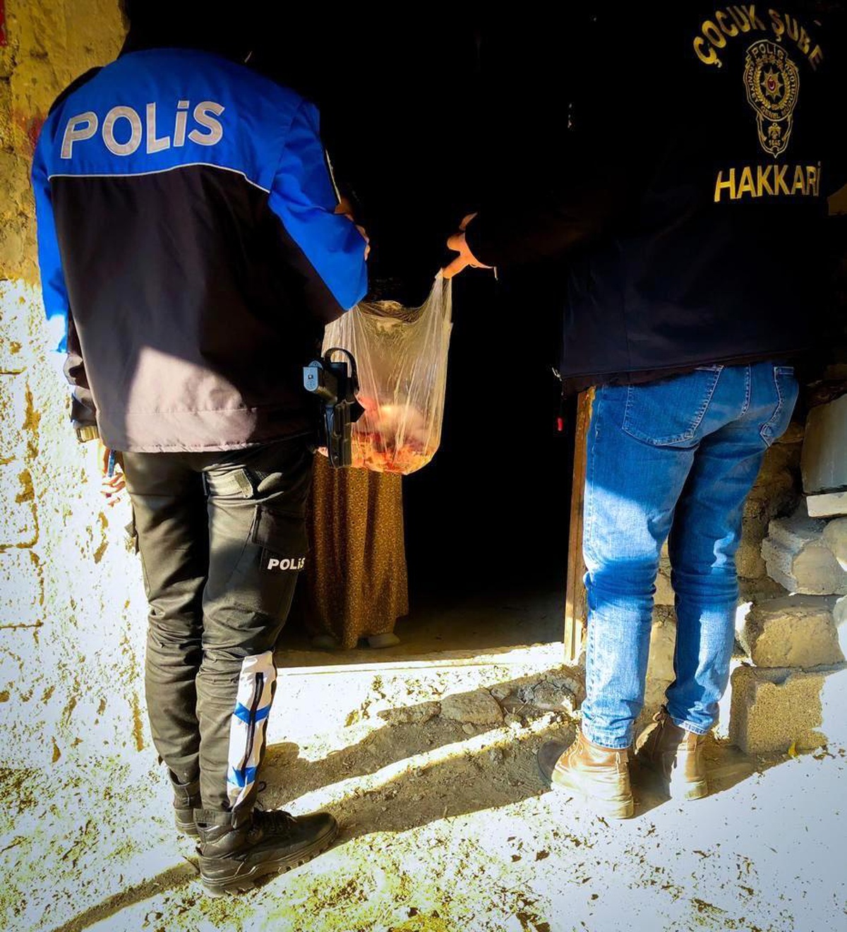 Hakkari polisi ihtiyaç sahibi aileleri sevindirdi