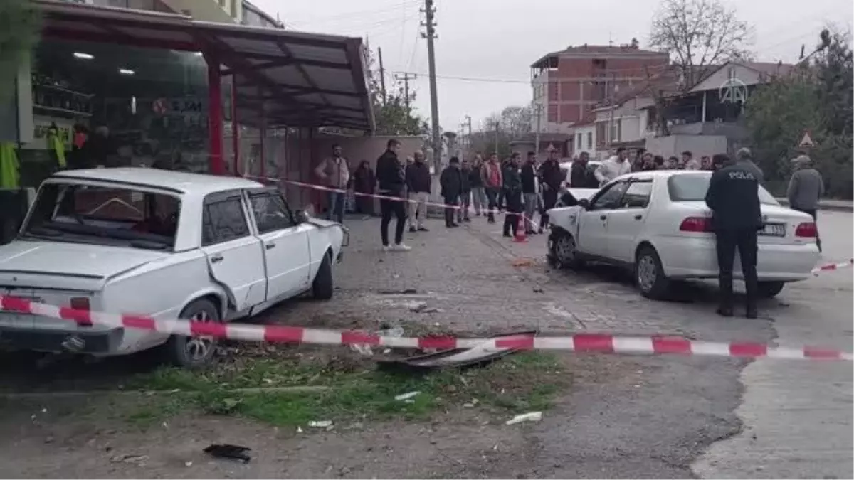 İki otomobilin çarpışması sonucu 4 kişi yaralandı