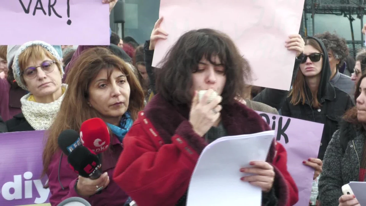 Kadınlar, Kadıköy\'de Hiranur Vakfı\'nı Protesto Etti: "İstismarcıların Affedildiği Bu Ülkede Hiçbir Çocuk Güvende Değil"