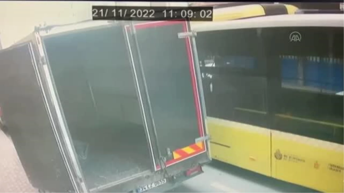 Kağıthane\'de İETT şoförünün iki otobüs arasında sıkıştığı kaza kameraya yansıdı