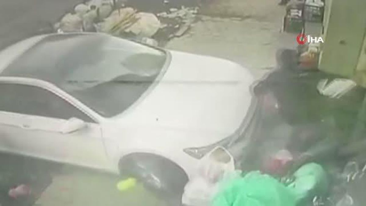 Kontrolden çıkan aracıyla depo önündeki adama çarptığı anlar kameraya böyle yansıdı
