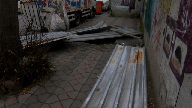 Lodos megakenti fena vurdu! Çatıdan uçan demir tente 3 otomobili hurdaya çevirdi Lodos megakenti fena vurdu! Çatıdan uçan demir tente 3 otomobili hurdaya çevirdi