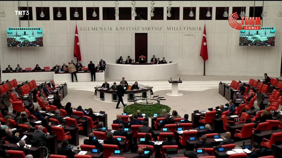 Mahmut Toğrul: AKP\'de Milletvekili Olamayanlara, Tarikatlara \'Sus Payı\' Olarak Rektörlükler Dağıtılıyor