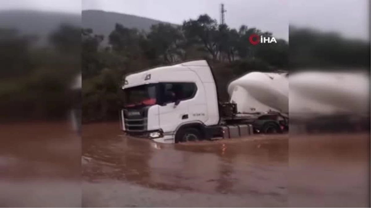 Milas\'ta sağanak yağmur etkili oldu: Bazı araçlar mahsur kaldı