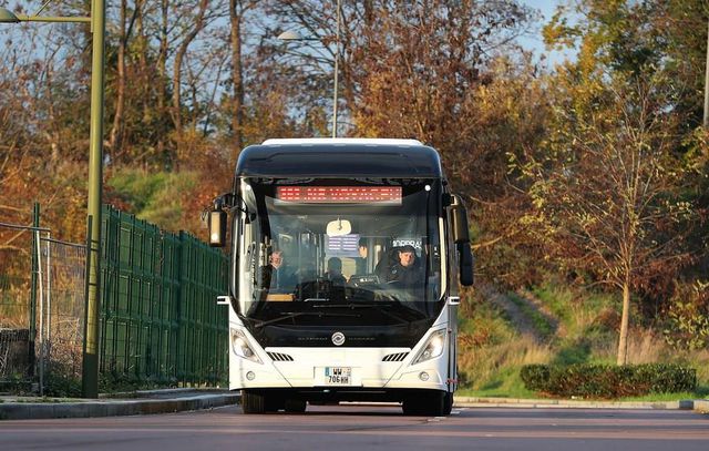 Otonom Otobüs Paris'te Caddeye Çıktı