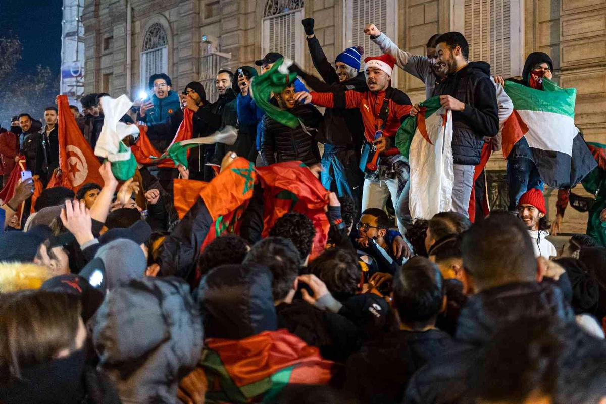 Paris\'te Fas\'ın galibiyetini kutlayan taraftarlara polisten müdahale