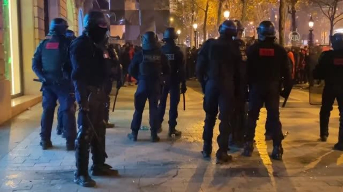 Portekiz\'e karşı zaferlerini kutlayan Fas taraftarlarına Fransız polisinden müdahale