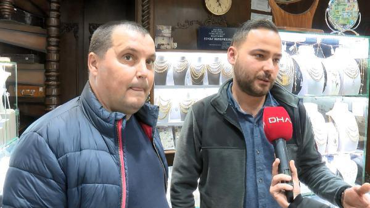 Taksici unutulan altınları turiste ulaştırdı