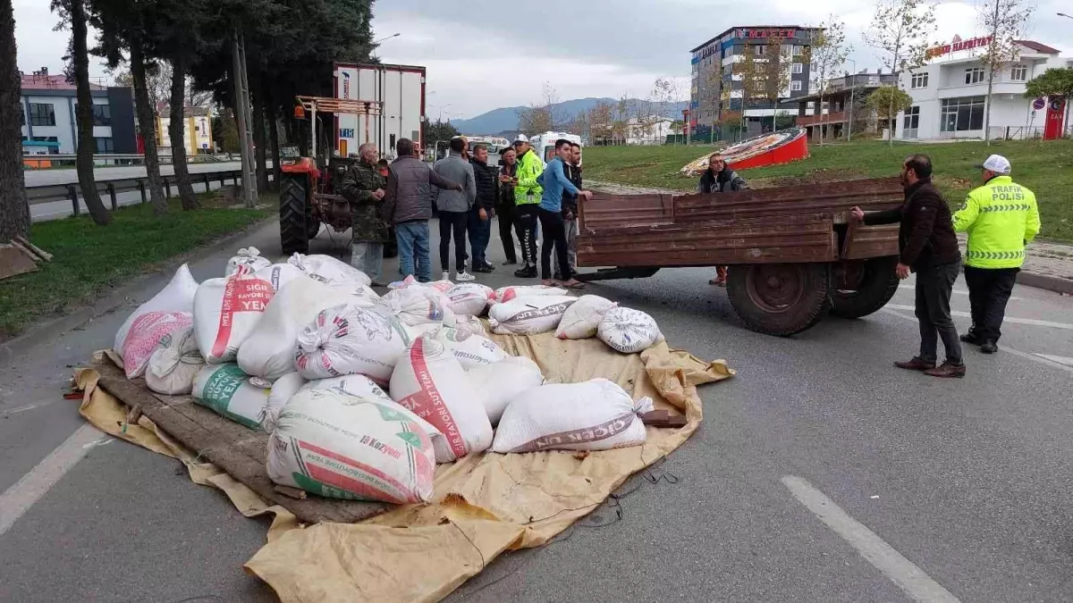 Traktör ile tır çarpıştı, buğday çuvalları yola saçıldı