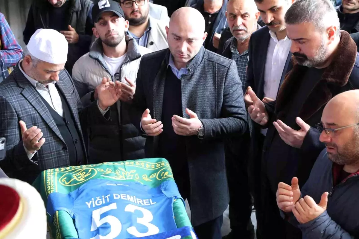 Üzerine kale direği düşen minik Yiğit gözyaşları içerisinde son yolculuğuna uğurlandı