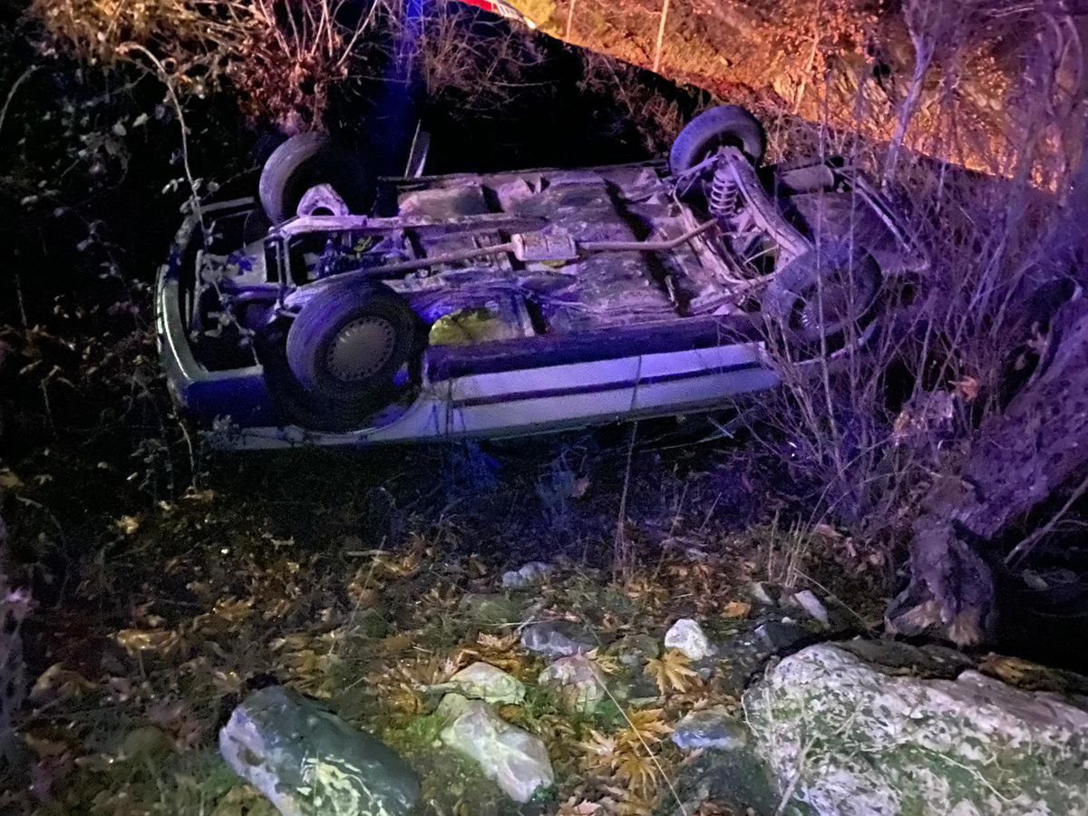 Adana\'da devrilen otomobilin sürücüsü yaralandı