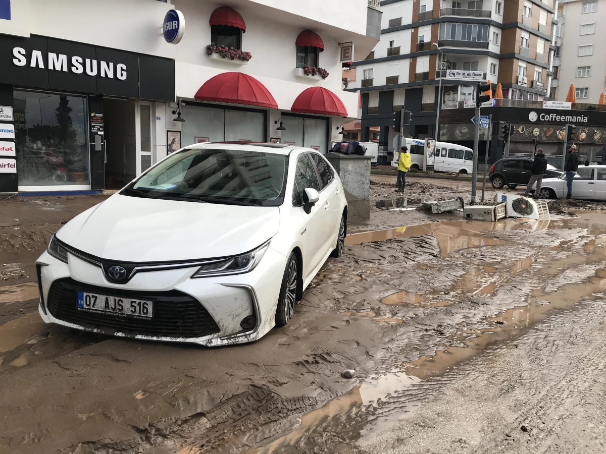 Kuvvetli yağış sele neden oldu - Büyükşehir Belediye Başkanı Böcek