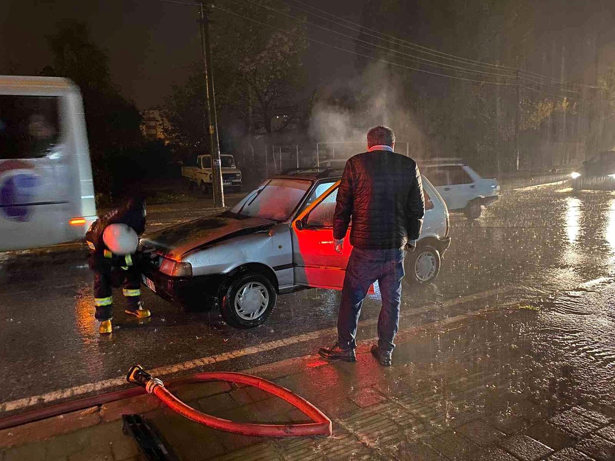 Antalya\'da seyir halindeki otomobilde yangın