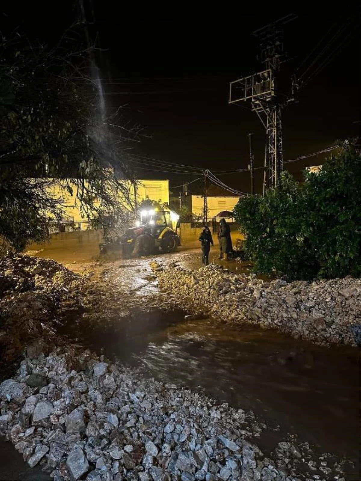 Antalya\'nın iki ilçesinde sel felaketi; otomobiller sürüklendi, seralar su altında kaldı (4)