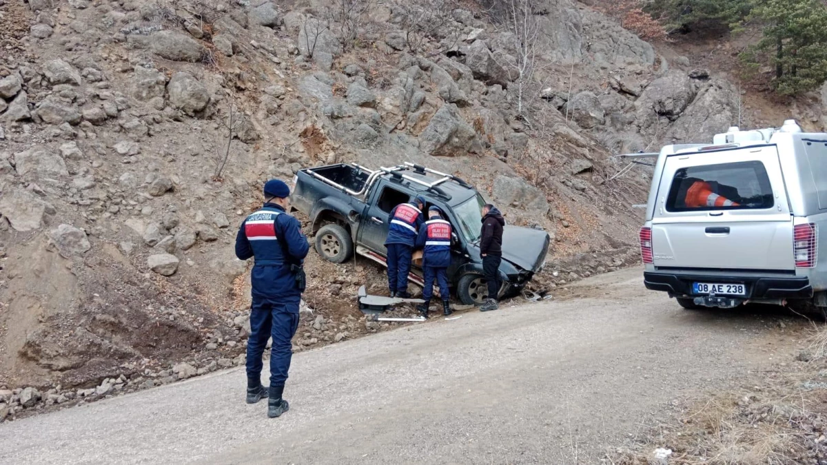 Artvin\'de kayıp kamyonet sürücüsünün cesedi kaza yerinden 2 kilometre uzakta bulundu