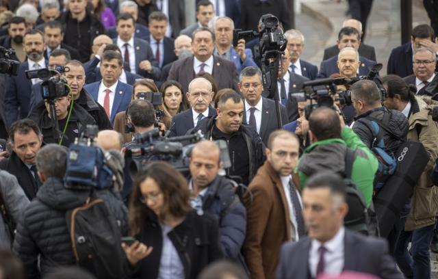 Bakanlığın önüne giden Kılıçdaroğlu, sosyal medyadan açıklama yaptı: Yiğit polislerimiz operasyon için emir bekliyor Bakanlığın önüne giden Kılıçdaroğlu, sosyal medyadan açıklama yaptı: Yiğit polislerimiz operasyon için emir bekliyor
