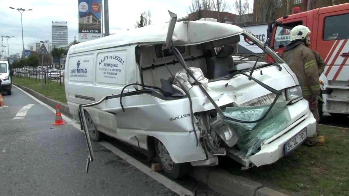 Başakşehir\'de 2 ticari aracın karıştığı kazada 2 kişi yaralandı