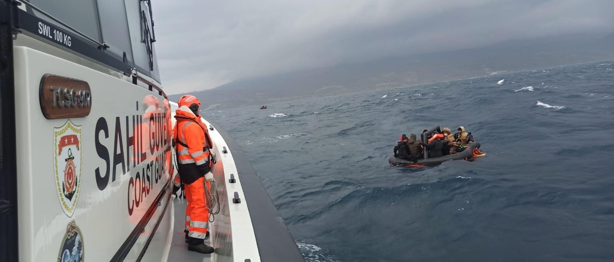 Çanakkale\'de Türk kara sularına itilen 66 düzensiz göçmen kurtarıldı