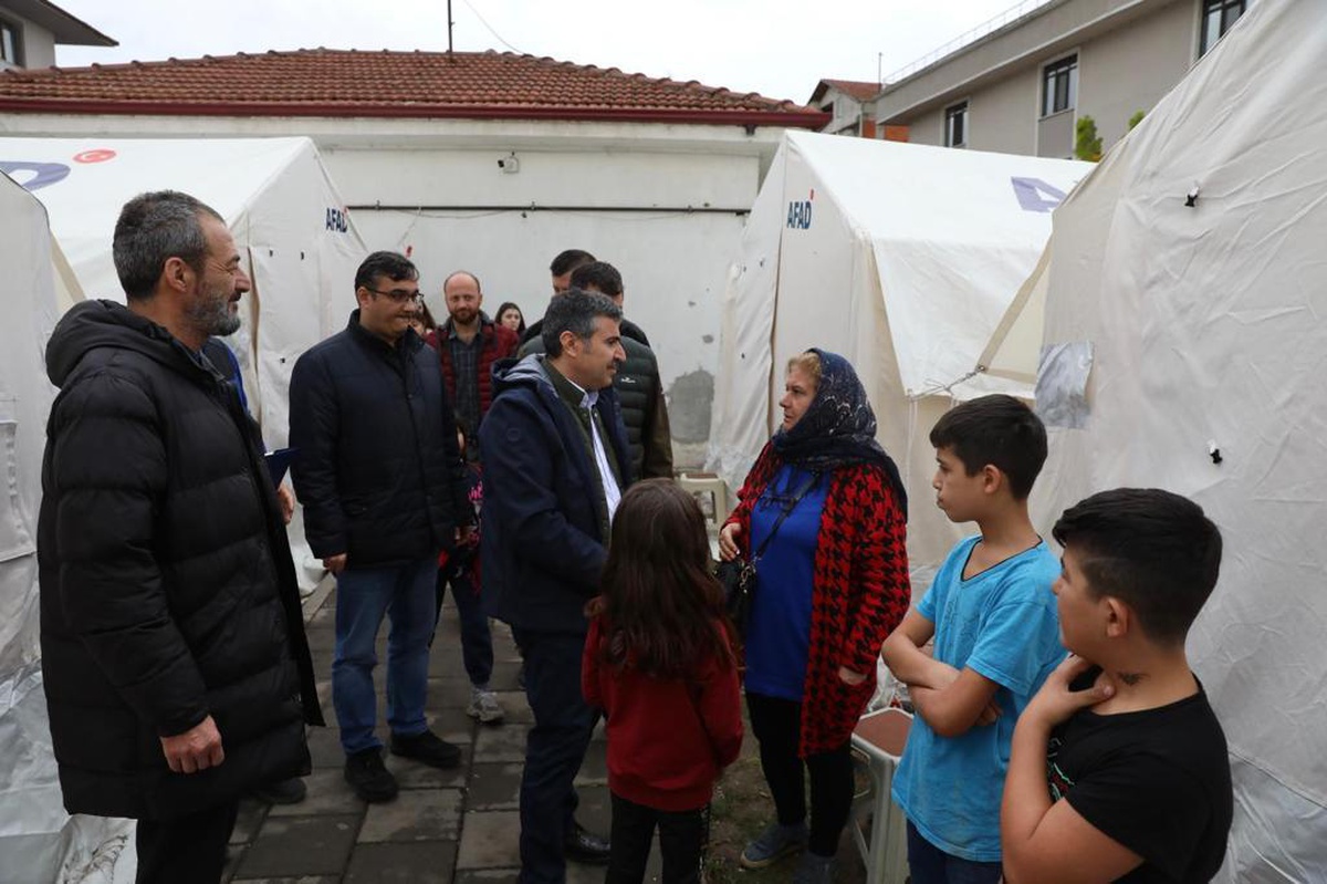 Düzce Valisi Atay, çadırlarda kalan depremzedeleri ziyaret etti