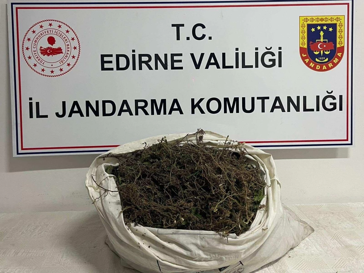 Edirne\'de 3 kilo 200 gram esrar ele geçirilen otomobilin sürücüsü tutuklandı