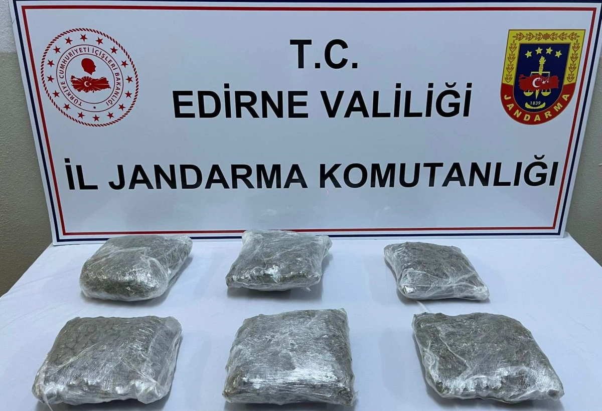 Edirne\'de 4 kilo 500 gram esrar ele geçirilen otomobildeki 3 şüpheli gözaltına alındı