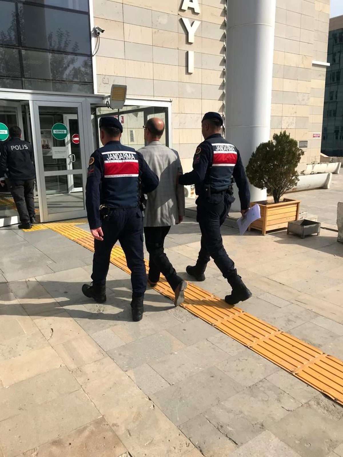 Elazığ\'da 61 yıl 7 ay cezası olan 12 zanlı JASAT tarafından yakalandı