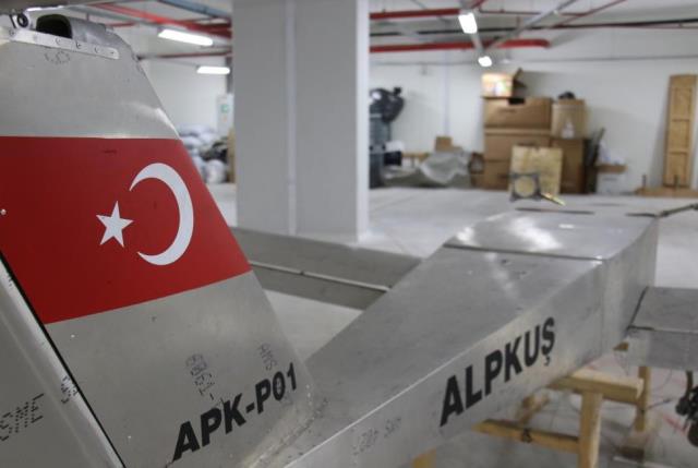 Evinin terasında yaptığı insansız hava aracı, Yunanistan tarafından ilk insansız hava aracı olarak tanıtıldı