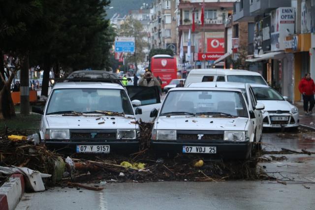 Gece boyu yağan yağmur sonrası kabus gibi bir güne uyandılar! 2 ilçede son durum bu Gece boyu yağan yağmur sonrası kabus gibi bir güne uyandılar! 2 ilçede son durum bu