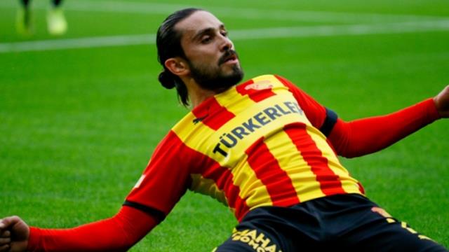 Gecikmeli olsa da aşıklar kavuştu! Galatasaray'ın ilk transferi Halil Akbunar Gecikmeli olsa da aşıklar kavuştu! Galatasaray'ın ilk transferi Halil Akbunar