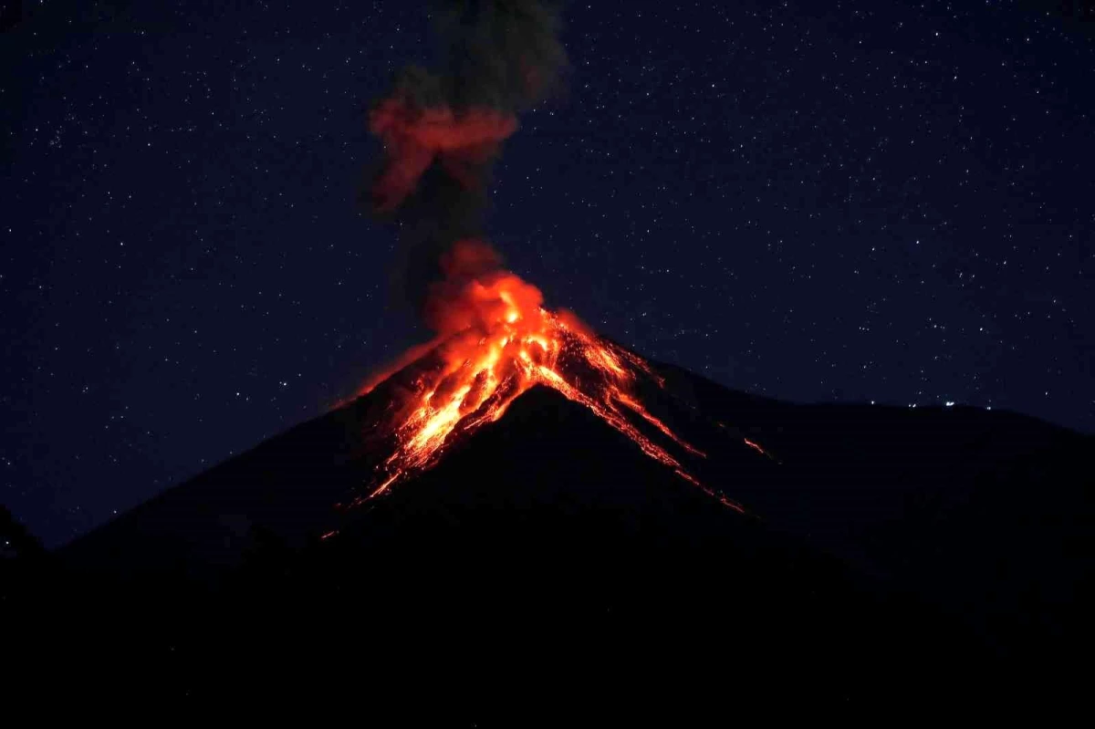 Guatemala\'daki Fuego Yanardağı\'nda patlama