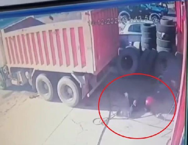 Hava basılırken patlayan teker, lastikçiyi 1 metre yukarı fırlattı