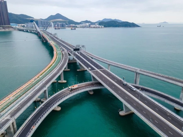 Hong Kong'un Tseung Kwan O Koyu Geçiş Köprüsü Trafiğe Açıldı