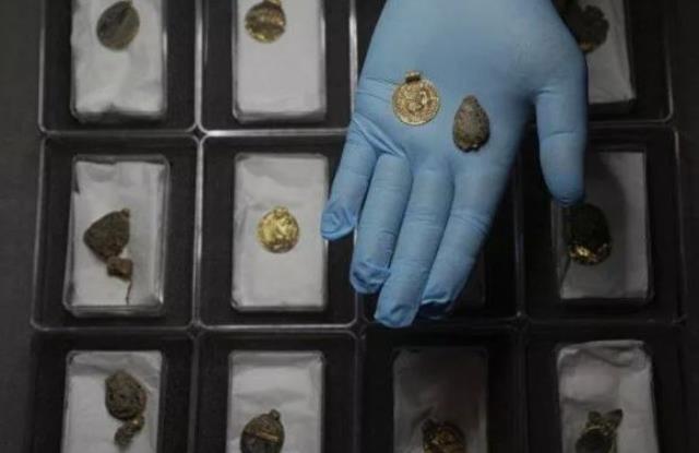 İşçilerin kazması hazineye saplandı! Toprak kalktıkça yerin altından altın fışkırdı