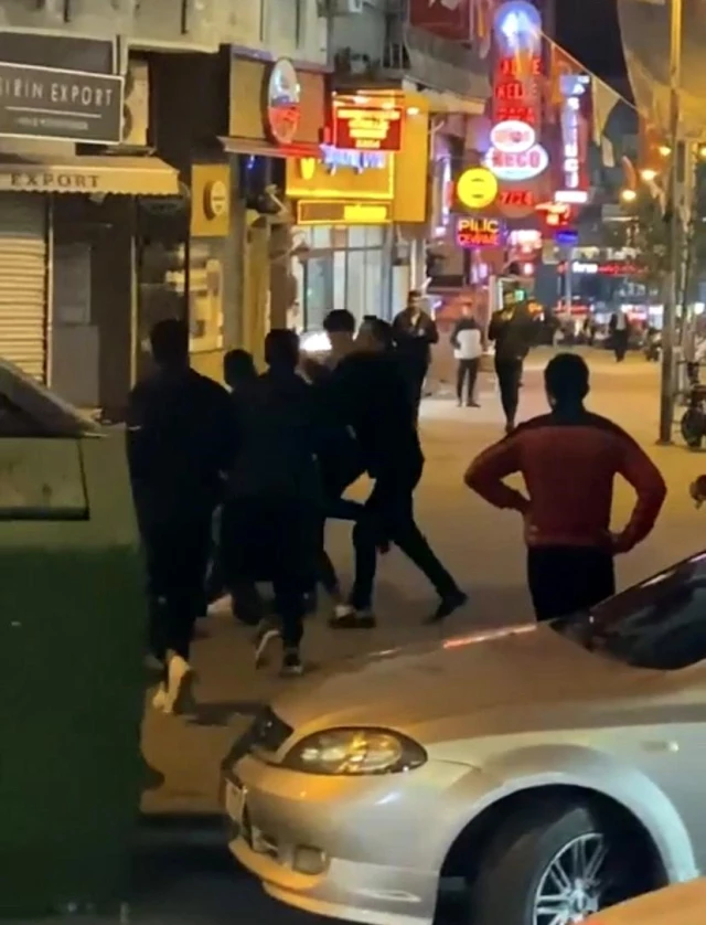 İstanbul'da yabancı uyruklular birbirine girdi! Tekme, yumruk ve silahların konuştuğu kavga kamerada
