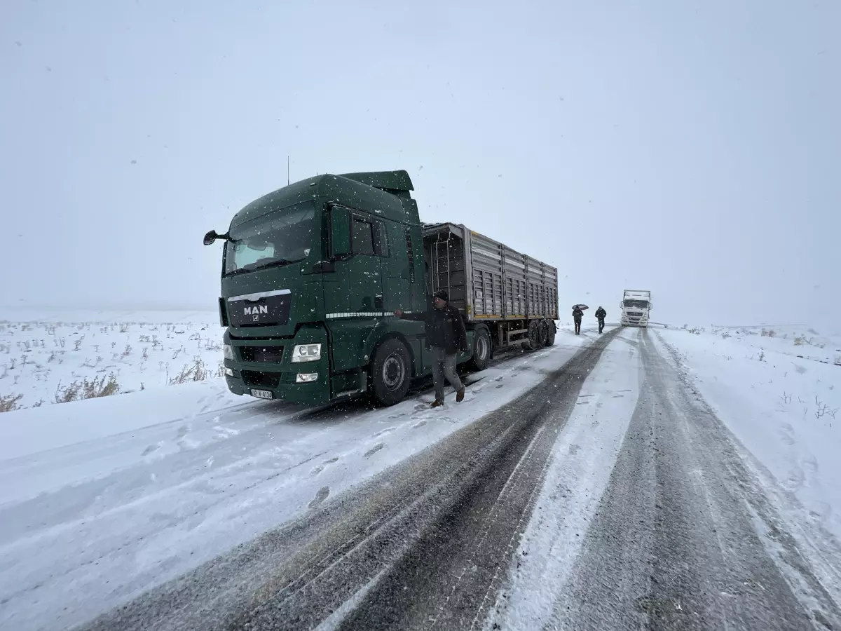 Kars-Göle kara yolunda tırlar yolda kaldı