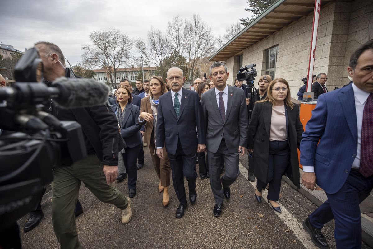 Kılıçdaroğlu, TBMM\'deki grup toplantısının ardından Adalet Bakanlığı\'na yürüdü Açıklaması