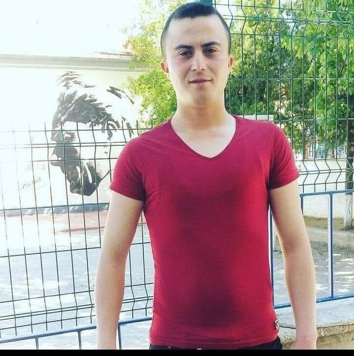 Mersin\'de duvara çarpan otomobilin sürücüsü öldü, kardeşi yaralandı