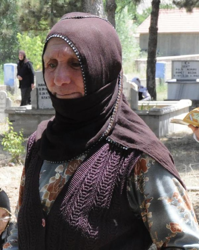 Ekmek pişirmek için yaktığı tandırın içine düşen kadın yaşam savaşını kaybetti Ekmek pişirmek için yaktığı tandırın içine düşen kadın yaşam savaşını kaybetti