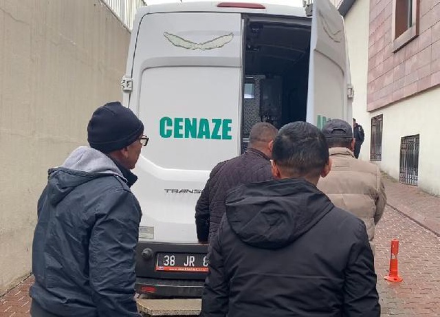 Ekmek pişirmek için yaktığı tandırın içine düşen kadın yaşam savaşını kaybetti Ekmek pişirmek için yaktığı tandırın içine düşen kadın yaşam savaşını kaybetti