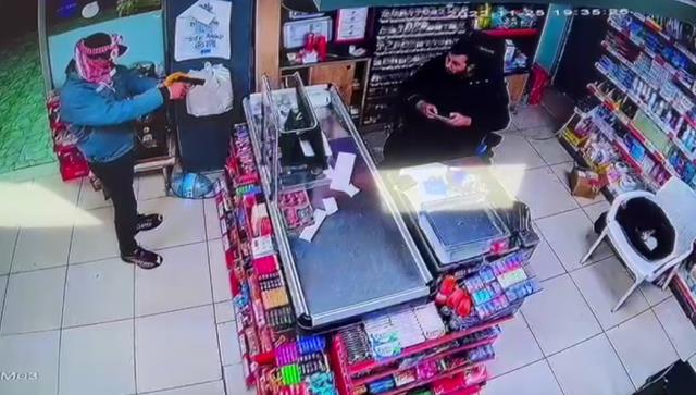 Tanınmamak için her şeyi yapan silahlı soyguncu, ayakkabısından tespit edilip yakalandı Tanınmamak için her şeyi yapan silahlı soyguncu, ayakkabısından tespit edilip yakalandı