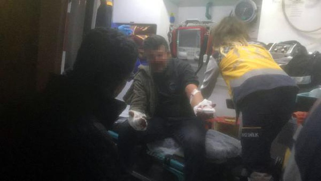 Tartıştığı mesai arkadaşının kulağını kesti, yetmedi sırtından da bıçakladı Tartıştığı mesai arkadaşının kulağını kesti, yetmedi sırtından da bıçakladı