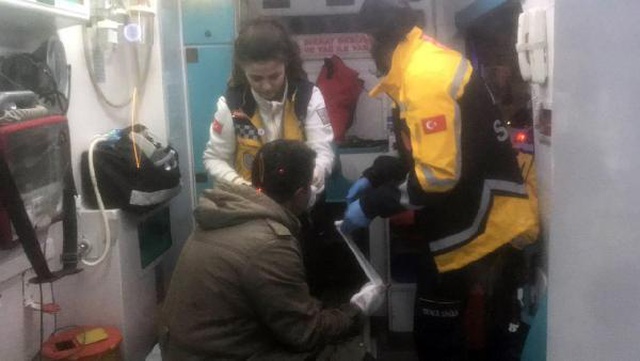 Tartıştığı mesai arkadaşının kulağını kesti, yetmedi sırtından da bıçakladı Tartıştığı mesai arkadaşının kulağını kesti, yetmedi sırtından da bıçakladı