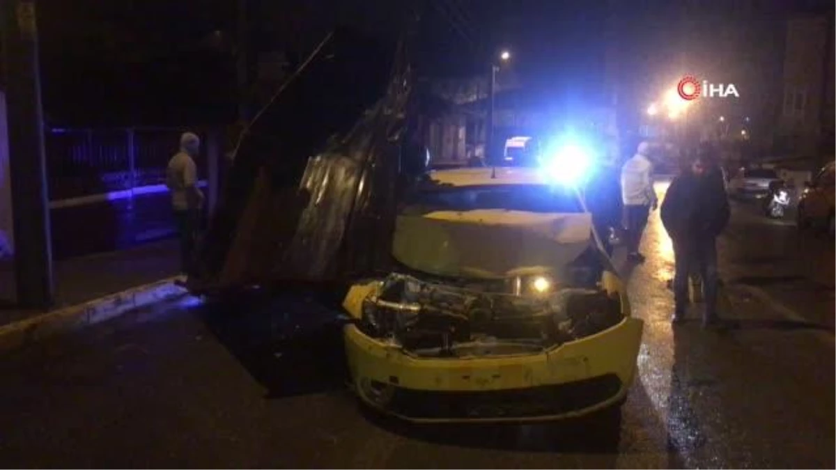 Traktör römorkuna çarpan ticari taksi sürücüsü yara almadan kurtuldu