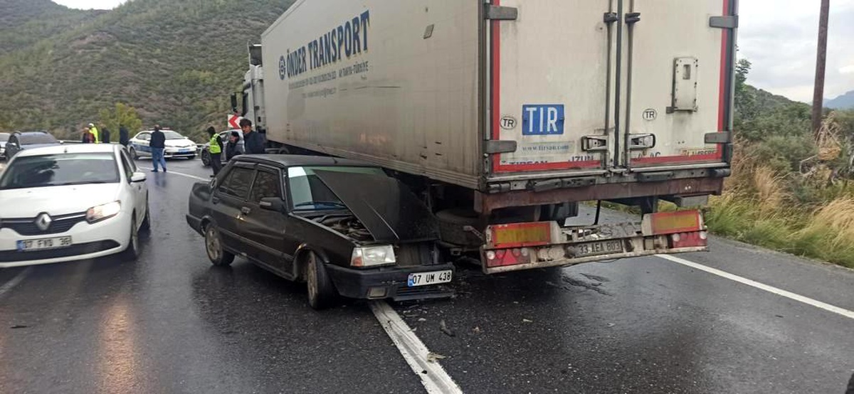 Virajı alamayan otomobil, tırın altına girdi: 1\'i çocuk 4 yaralı