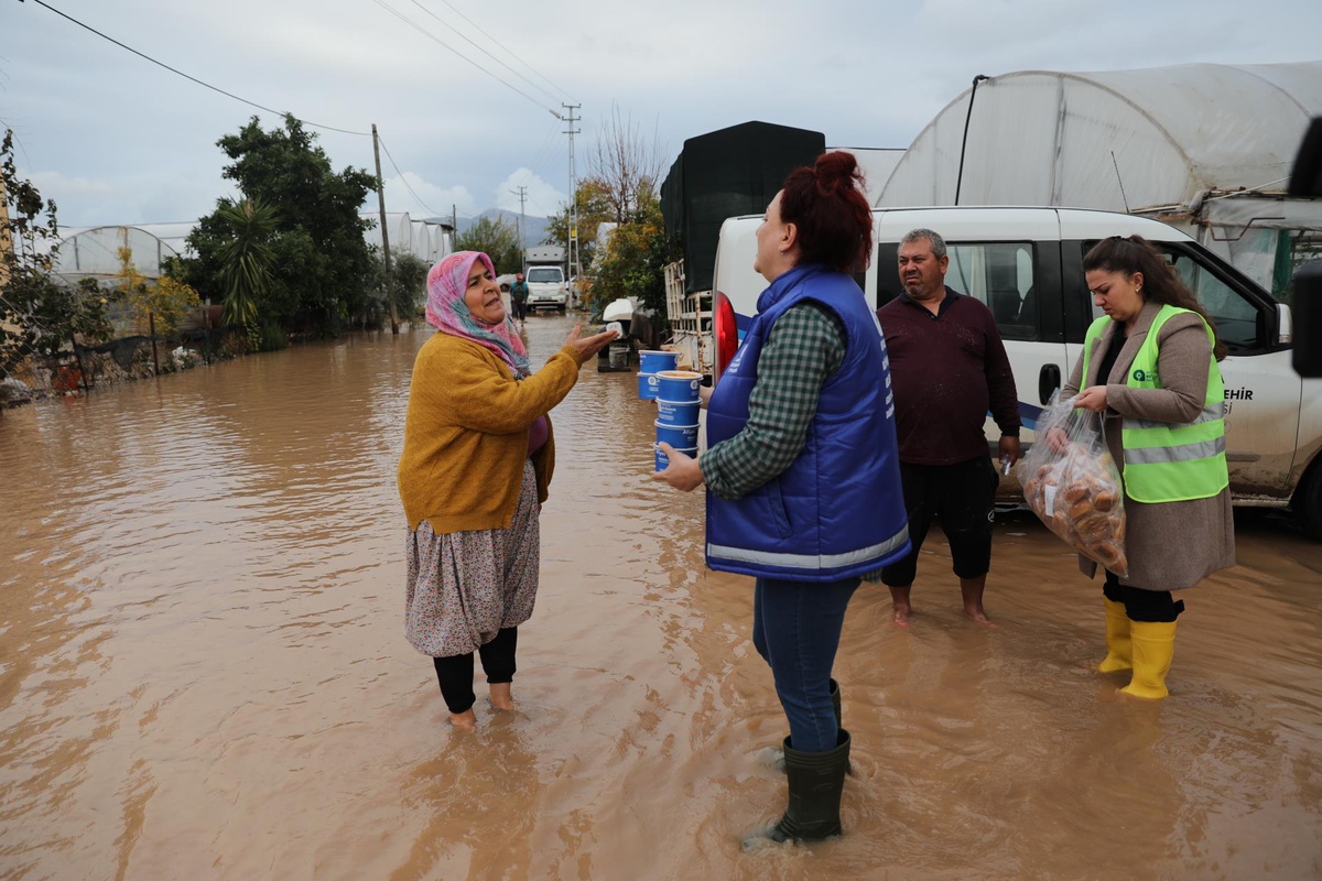 Antalya\'da ilçe belediyelerinden sel bölgesine destek