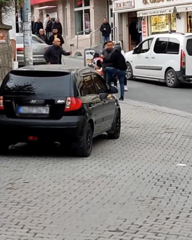 Arnavutköy'de tartıştığı motosikletliyi baltayla tehdit etti Arnavutköy'de tartıştığı motosikletliyi baltayla tehdit etti